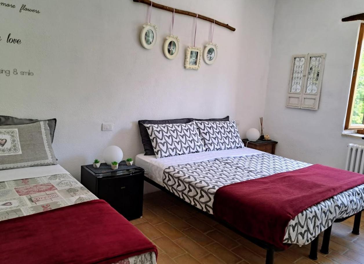 Bed and breakfast Le Ginestre Assise Chambre photo